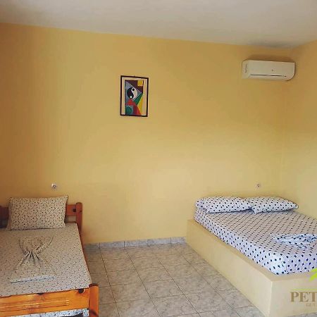 Petrit Guesthouse Ksamil Luaran gambar
